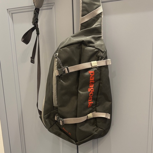 Patagonia Atom 8L Dark Gray Sling Bag—Great Size!! Hiking—Sports—Great Cond! - Picture 1 of 12